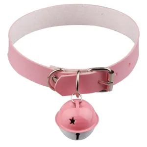Détail de collier ras du cou en cuir PU rose, grande cloche en métal et accessoires dorés.