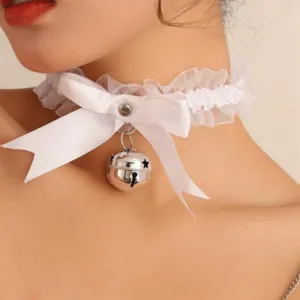 Collier choker en dentelle blanche avec nœud et clochette pour accessoire kawaii cosplay.