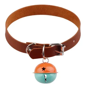 Collier ras du cou en cuir PU marron avec une grande cloche bicolore et motif étoile.