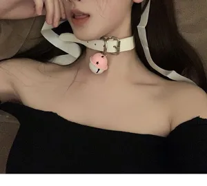 Collier ras de cou en cuir blanc avec clochette rose et ruban blanc pour femmes et filles.