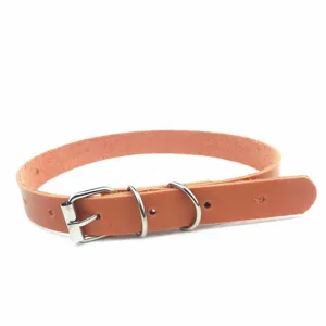 Primo piano dettagliato di collana choker in pelle marrone con fibbia in metallo e doppio passante.