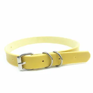 Vista dettaglio collana choker in pelle gialla, fibbia ad ardiglione in metallo, stile punk.