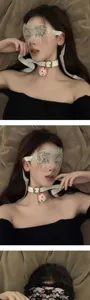 Collier ras de cou en cuir tendance pour femme avec masque en dentelle et joli pendentif.
