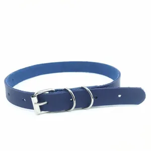 Elegante collana choker in pelle blu con fibbia in metallo e doppio anello alla moda.
