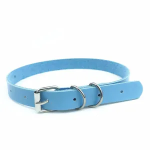 Collana choker in pelle azzurra da donna, elegante gioiello con collare a fibbia detail.