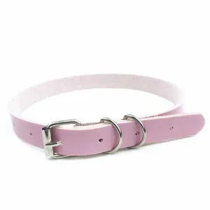 Girocollo choker in pelle rosa con fibbia in metallo argentato e anelli, accessorio elegante.