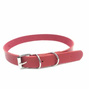 Inquadratura dettagliata di un girocollo choker in pelle rossa con fibbia e anelli argentati.
