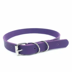 Dettaglio della collana girocollo choker in pelle viola con fibbia metallica e anelli.