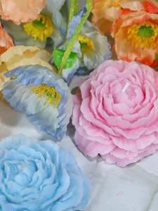 Candela profumata artigianale in cera di soja a forma di peonia rosa e blu, arredo.