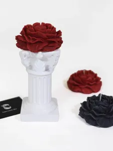 Set di candele profumate fatte a mano a forma di peonia con supporto a colonna.