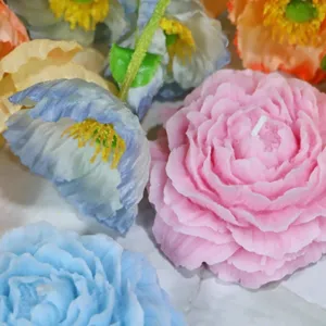 Candela profumata artigianale a forma di peonia, cera di soia naturale per la decorazione.
