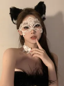 Vue detaille de l'ensemble de coiffure chat BXA avec masque en dentelle et collier chic.