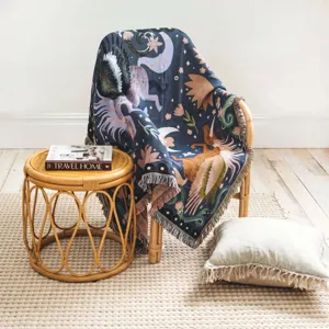 Jeté de canapé licorne bohème sur une chaise en rotin dans un salon chaleureux