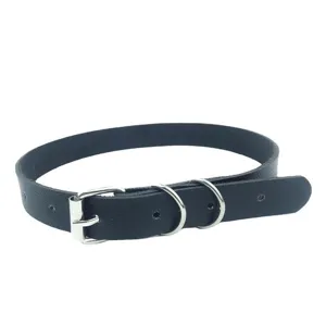 Dettaglio collana girocollo in pelle nera con fibbia metallica e anelli in stile punk.