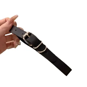 Collana choker in pelle nera da donna, stile punk gotico con fibbia in metallo e due anelli.