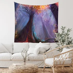 Arazzo foresta fantasy appeso in un soggiorno luminoso con mobili bianchi moderni.
