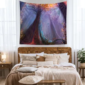Vista dettagliata dell'arazzo della foresta mistica in una accogliente camera da letto boho