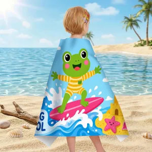 Kind mit schnelltrocknendem Strandtuch aus Mikrofaser, surfender Frosch am sonnigen Strand