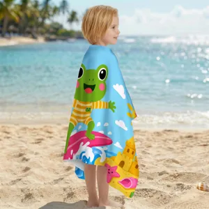Kind in einem Mikrofaser-Strandtuch mit surfendem Frosch an einem sonnigen Strand