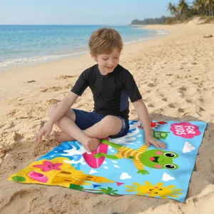 Mikrofaser-Strandtuch für Kinder mit süßem Cartoon-Frosch-Design am sonnigen Strand