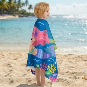 Detailansicht eines Kinder-Strandtuchs aus Mikrofaser mit süßem Meerjungfrauen-Motiv.