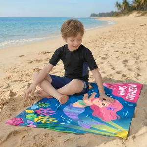 Mikrofaser-Strandtuch mit Meerjungfrau-Druck auf einem sonnigen Sandstrand-Display