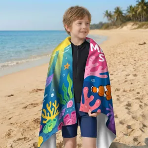 Detailansicht eines Mikrofaser-Strandtuchs für Kinder mit buntem Ozean-Thema-Druck.