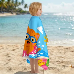 Kind mit Cartoon-Katze Strandtuch am sonnigen Sandstrand mit blauem Meer