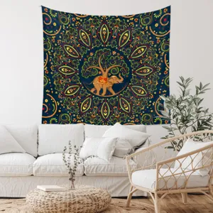 Detalle de tapiz bohemio de mandala con diseño de elefante para decorar paredes
