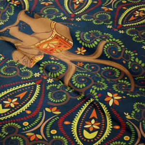 Vista detallada de tapiz bohemio con motivos de elefante naranja y paisley azul.