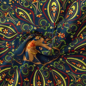 Detalle de tela de tapiz bohemio con intrincados patrones de paisley y elefantes