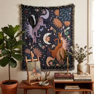 Gros plan d'une tapisserie bohème tissée avec un cheval ailé mythique et des fleurs.
