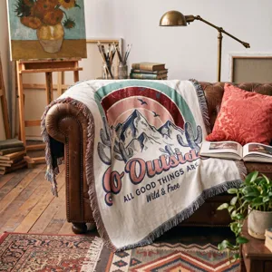 Detailansicht einer gewebten Boho-Decke mit Natur-Motiv für Sofa und Camping im Freien