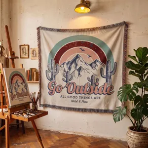 Lifestyle-Ansicht der böhmischen gewebten Tapisserie mit Berg- und Kaktusdesign als Wanddeko