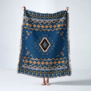 Vista completa de una manta tejida bohemia azul con patrones geométricos étnicos y borlas.