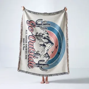 Detailansicht der gewebten Outdoor-Campingdecke mit klassischem Vintage-Bergdesign