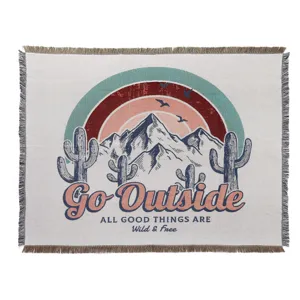 Gewebte Outdoor-Campingdecke mit Berg- und Kaktusgrafik sowie 'Go Outside' Slogan