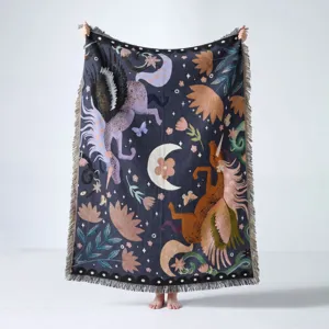 Détail de la couverture tissée licorne bohème avec franges pour sofa