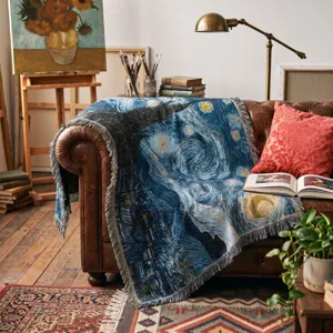 Vue détaillée du plaid tissé La Nuit étoilée drapé sur un canapé en cuir de style vintage
