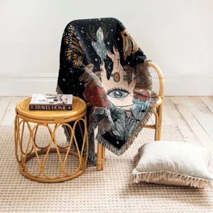 Dettaglio coperta tessuta bohémien mistica drappeggiata su una sedia in rattan