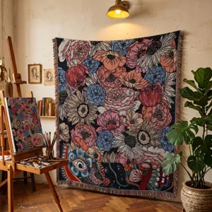 Gewebte böhmische Blumentapisserie-Decke in einem Vintage-Künstleratelier-Ambiente