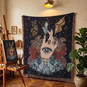 Vista dettagliata dell'arazzo boho intrecciato in un ambiente da studio d'arte