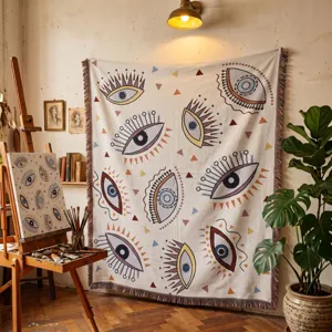 Vue détaillée d'une couverture tissée bohème avec motif œil grec accrochée au mur