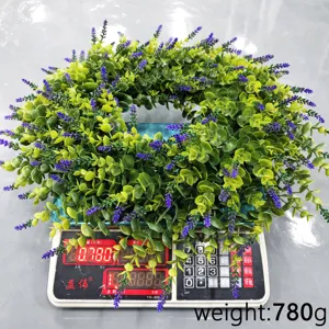 Close-up detail showing a weight measurement of 780g for this artificial lavender wreath
