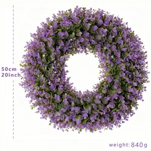 Detailweergave van de paarse eucalyptuskrans met een diameter van 50 cm en gewicht 840 g.