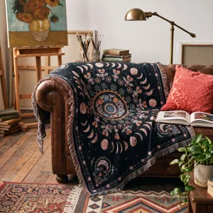 Gros plan d'une couverture tissée bohème avec un motif céleste de phases de lune