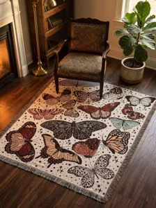 Detailansicht der Vintage-Webdecke mit Schmetterlingsmuster und Fransen im Zimmer.