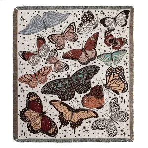 Klassische böhmische Webdecke mit bunten Schmetterlingen und eleganten Fransenrändern