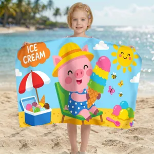 Kind hält Mikrofaser-Strandtuch mit niedlichem Cartoon-Schwein, das Eis isst Illustration