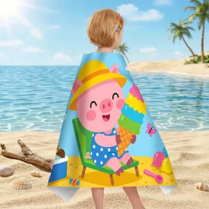 Mikrofaser-Strandhandtuch mit Kapuze und süßem Schweinchen-Print am sonnigen Strand